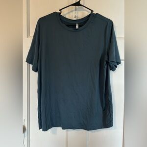 Fabletics - women’s activewear short sleeve in Hazy Iris - size L